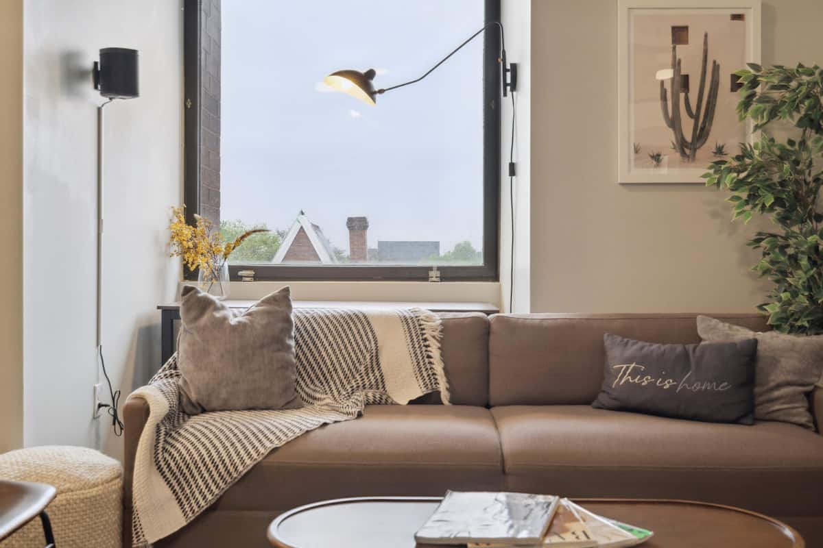 Apartamento família | Área de estar | Smart TV 42 polegadas com canais digitais, TV, Netflix