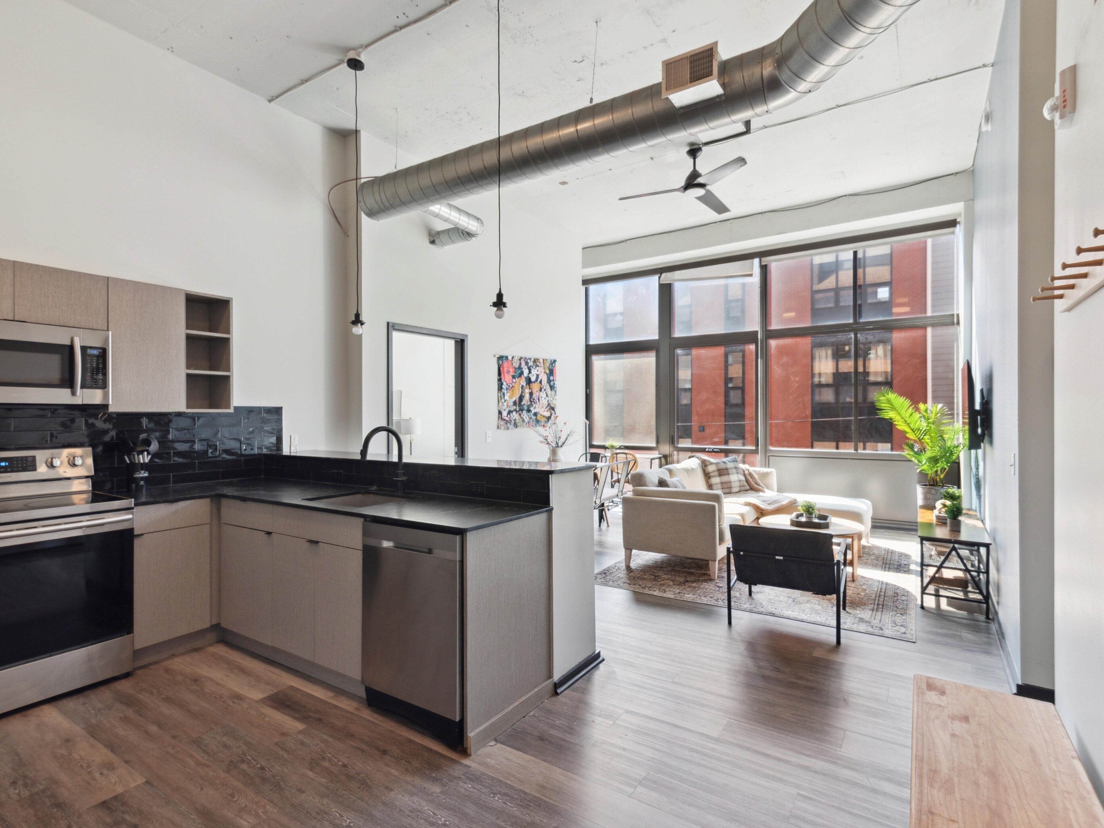 Departamento Gallery | Cocina privada | Refrigerador con congelador, microondas, horno y parrilla de estufa 