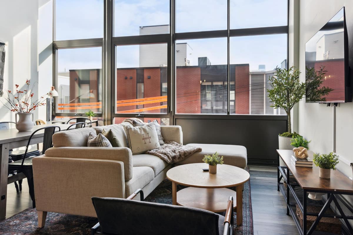 Apartamento superior | Área de estar | Smart TV 42 polegadas com canais digitais, TV, Netflix
