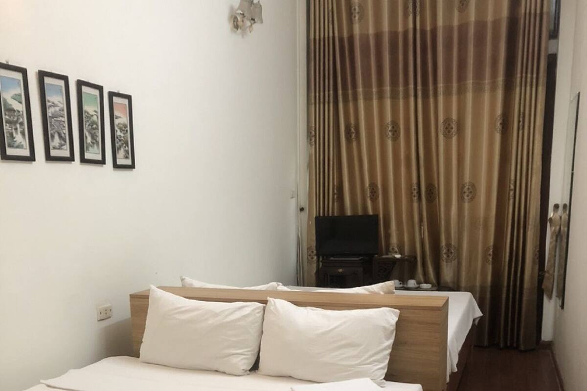 Deluxe Triple Room, City View | Soundproofing, WiFi (free), bed sheets