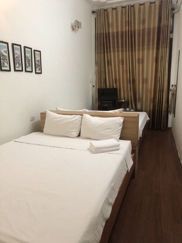 Deluxe Triple Room, City View | Soundproofing, free WiFi, bed sheets - Cheering House (Hanoi)