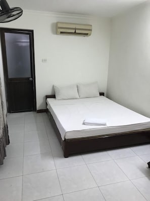 Standard Single Room | Soundproofing, free WiFi, bed sheets - Cheering House (Hanoi)