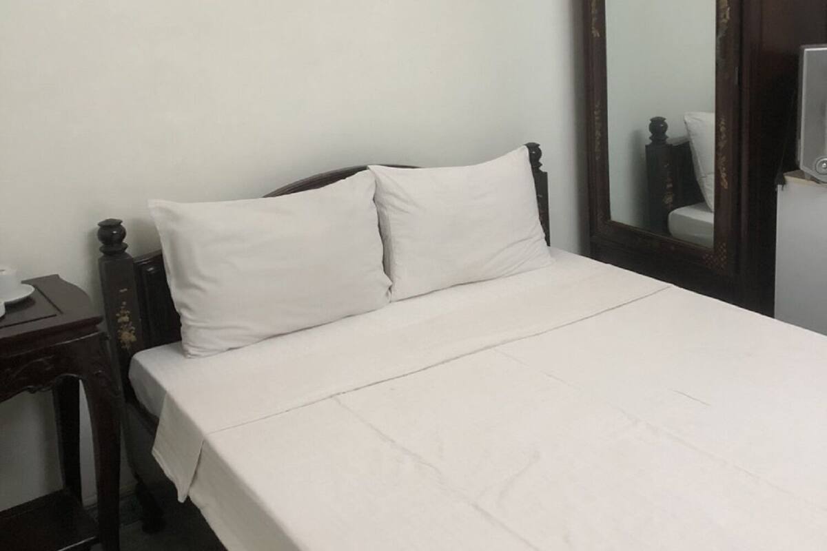 Soundproofing, free WiFi, bed sheets