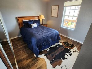 5 sovrum, värdeförvaringsskåp på rummet och skrivbord