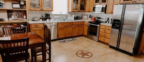 Refrigerador, microondas, horno, placa de cocina