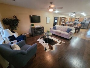 Smart-tv, eldstad, tv-spel och dvd-spelare