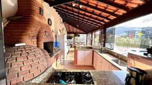 Vila | Cozinha privada | Geladeira grande, micro-ondas, fogão, cooktop