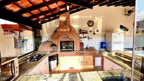 Frigorifero con congelatore, microonde, forno, piano cottura