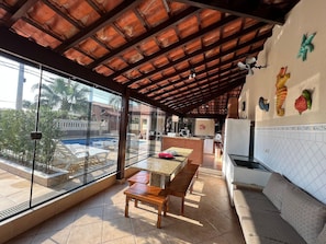 Outdoor dining - Casa Massaguaçú (Caraguatatuba)