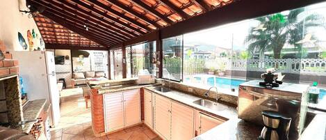 Villa | Eget kök | Stort kylskåp, mikrovågsugn, ugn och spishäll