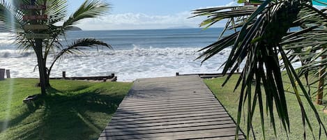 在海滩、白沙、间海滩酒吧