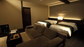 奢华双床房 | 高档床上用品、客房内保险箱、办公桌、笔记本电脑工作区