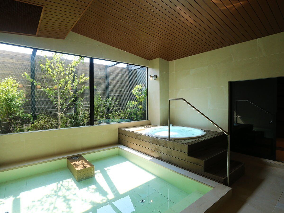 Combined shower/tub, spring water tub, free toiletries, hair dryer