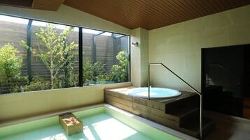 Combined shower/tub, spring water tub, free toiletries, hair dryer