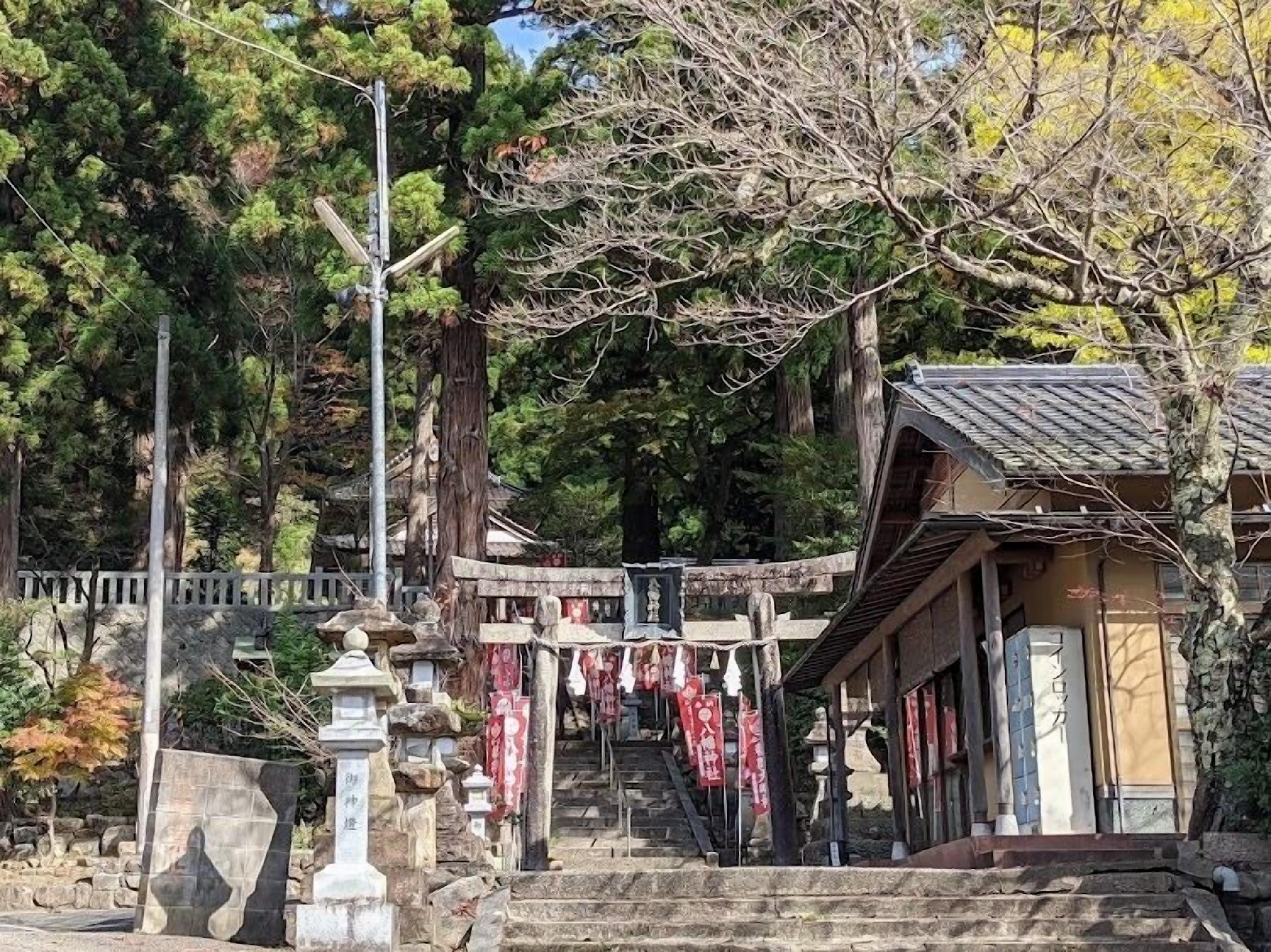 Un templo japonés tradicional con escalones de piedra que conducen a una estructura de madera.