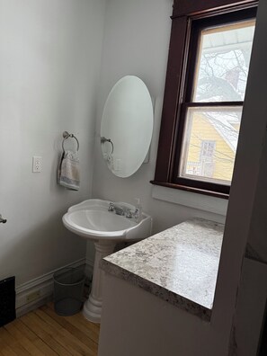 Assecador de cabells, tovalloles i paper higiènic 