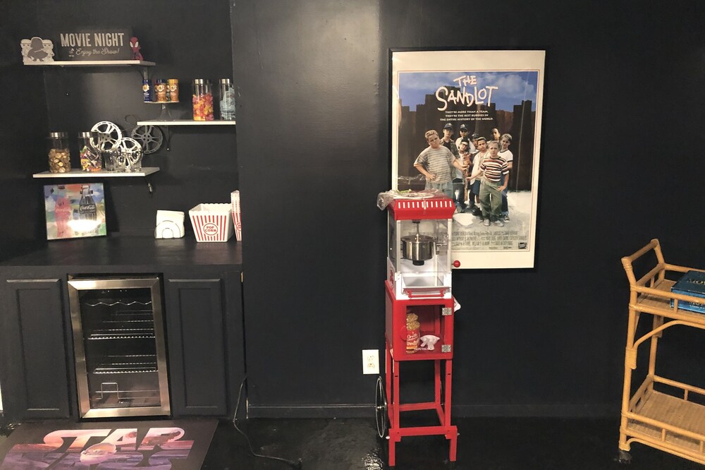 North Utica Ranch- Movie Theater and Waffle Bar! Pets Welcome!