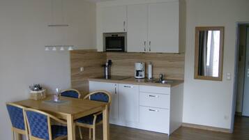 Fridge, dishwasher, coffee/tea maker, electric kettle