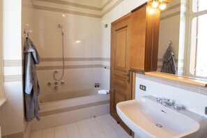 Chambre supérieure | Salle de bain | Séchoir à cheveux, bidet, serviettes fournies, savon