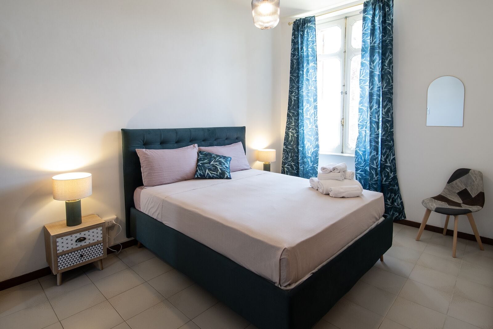 Habitación estándar | Ropa de cama de alta calidad, edredones de plumas, minibar y caja fuerte