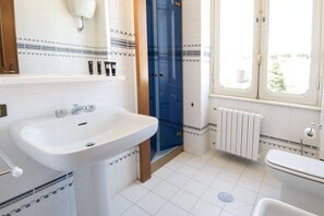 Panorama-Zimmer | Badezimmer | Haartrockner, Bidet, Handtücher, Seife