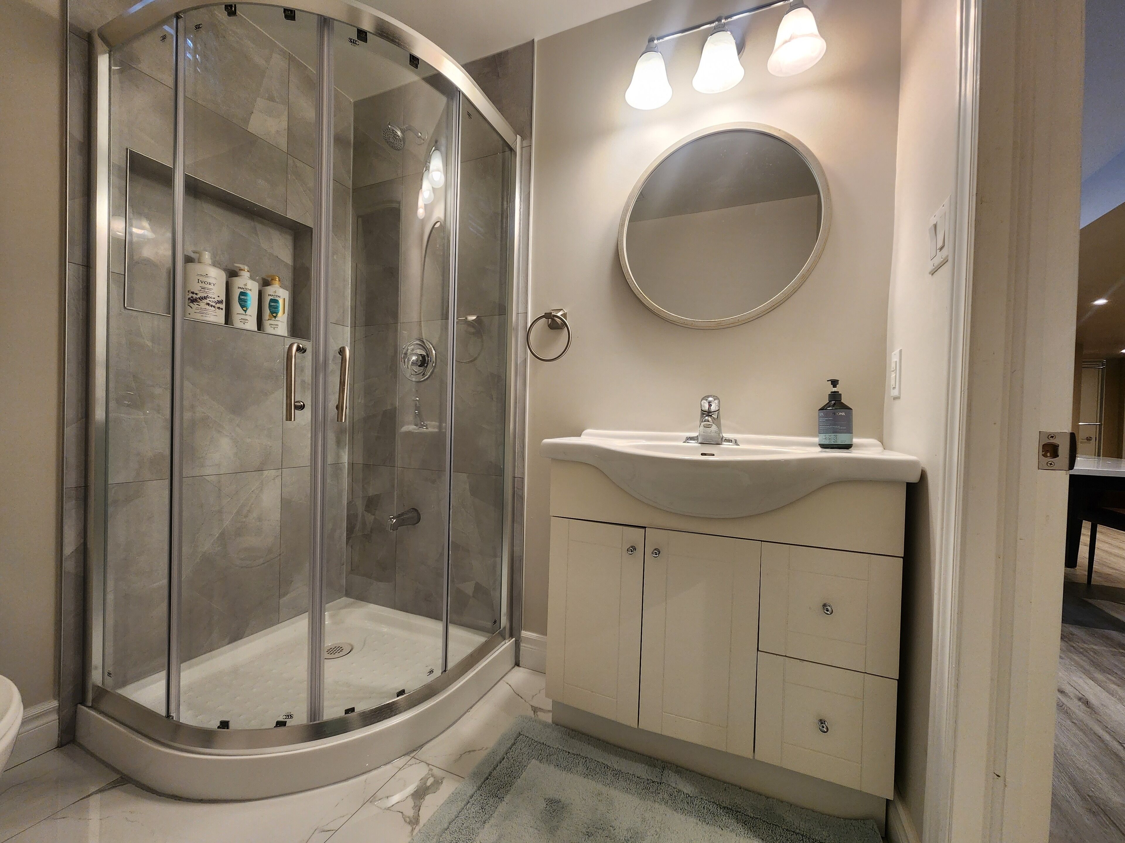 Cozy & Spacious 1 Bedroom Private Basement Apartment