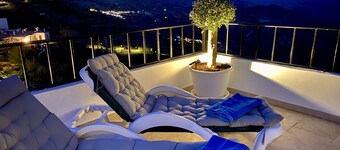 Casa Rif - Contemporary townhouse with panoramic views