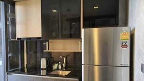 A modern kitchen with a stainless steel refrigerator, a built-in oven, and a microwave. - Excellent location, best facilities ,worth to pay (Jatujak)