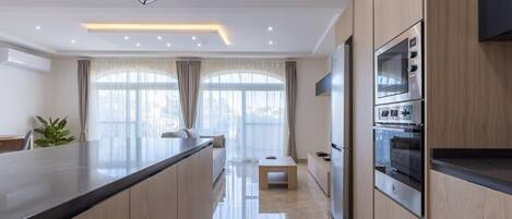 Een koelkast, een microgolfoven, een oven, een kookplaat