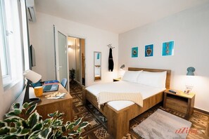 4 bedrooms, desk, iron/ironing board, travel crib