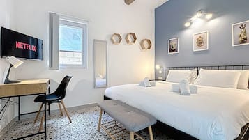 4 bedrooms, desk, iron/ironing board, travel crib
