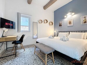 4 chambres, bureau, fer et planche à repasser, lit parapluie