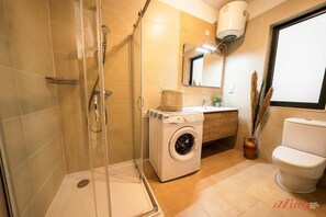 Douche, sĂšche-cheveux, serviettes fournies