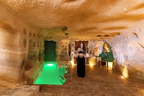Premium Suite Cave Room with Pool | 1 Schlafzimmer, hochwertige Bettwaren, Tempur-Pedic-Betten, Minibar