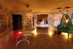 Premium Suite Cave Room with Pool | 1 Schlafzimmer, hochwertige Bettwaren, Tempur-Pedic-Betten, Minibar