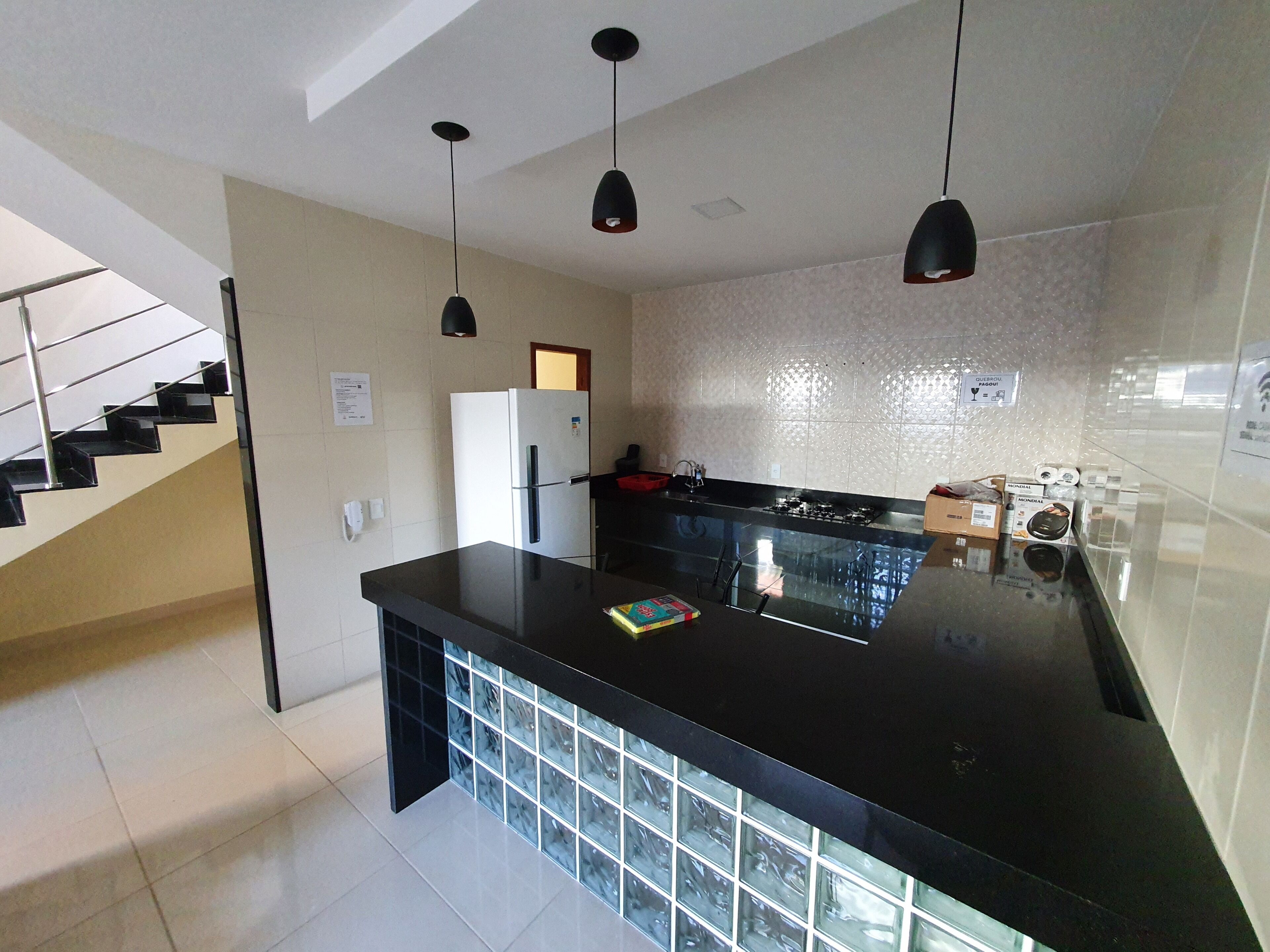 Kjøleskap, ovn, kokeplater og brødrister