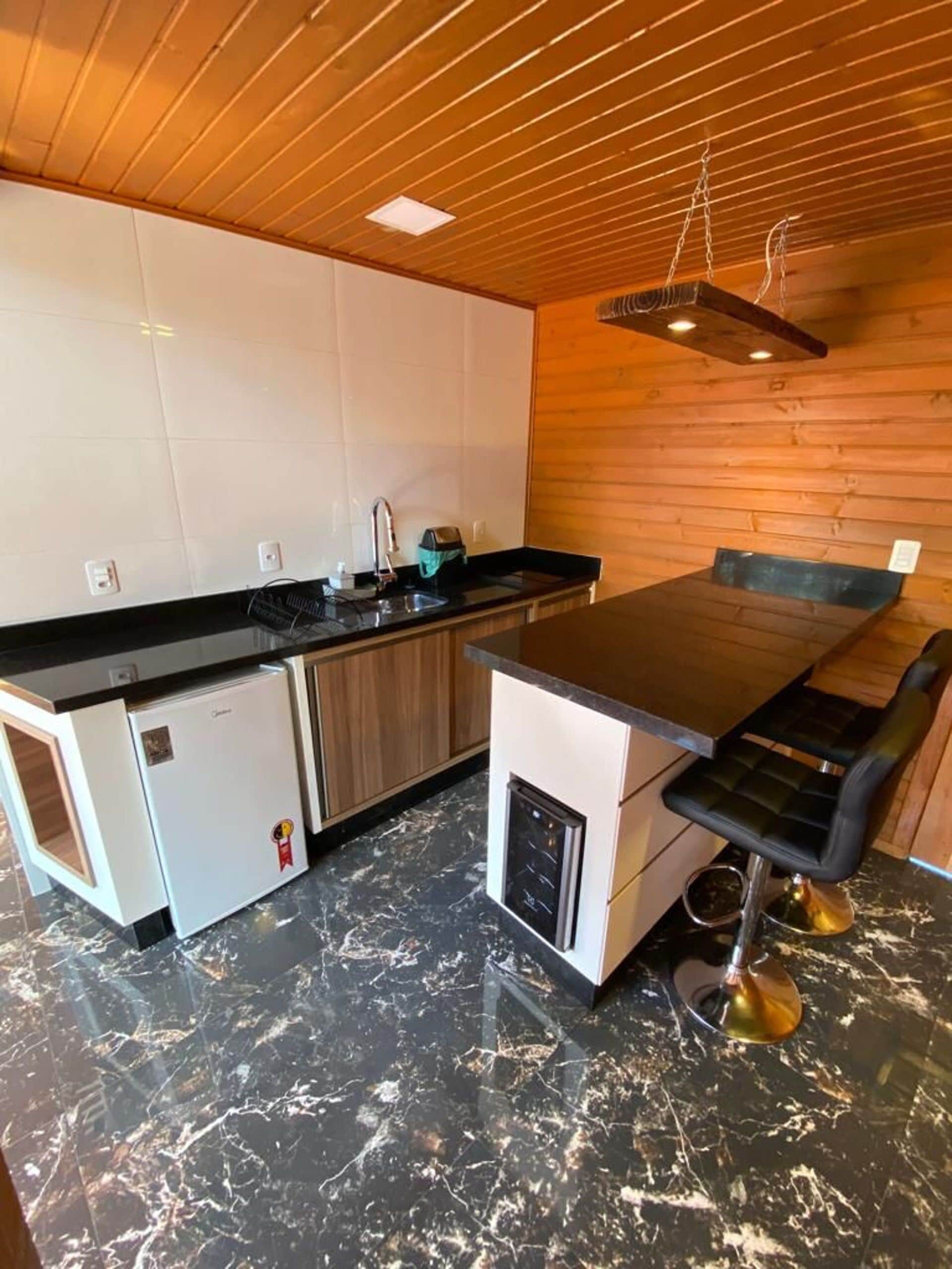 Standard-chalet | Yksityinen keittiö | Minijääkaappi, keittoastiat/astiat/ruokailuvälineet, ruokailupöytä