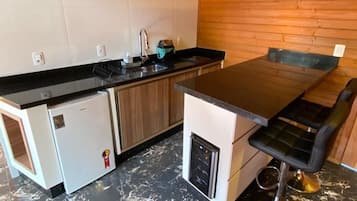Standard-chalet | Yksityinen keittiö | Minijääkaappi, keittoastiat/astiat/ruokailuvälineet, ruokailupöytä