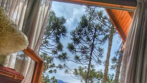 标准木屋 | 浴室 | 按摩浴缸、大花洒淋浴喷头、吹风机、毛巾