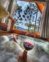 Chalé standard | Banheiro | Banheira de hidromassagem, chuveiro com efeito de chuva