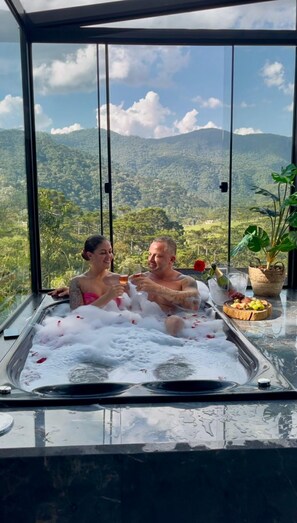 DREAMS HOUSE | Bathroom | Jetted tub, rainfall showerhead, hair dryer, towels - Pousada Vale da Neve (Urubici)