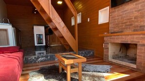 标准木屋 | 起居区 | 32-英寸智能电视（配备数码频道）、电视、壁炉