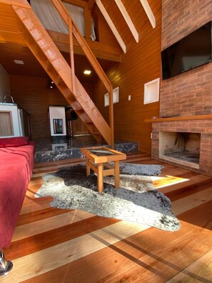 Standard Chalet | Living area | 32-inch Smart TV with digital channels, TV, fireplace - Pousada Vale da Neve (Urubici)