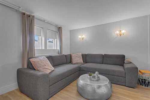 Cozy Downtown Keflavík Apartment - 5min to airport