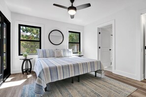 4 habitaciones, escritorio y tabla de planchar con plancha 