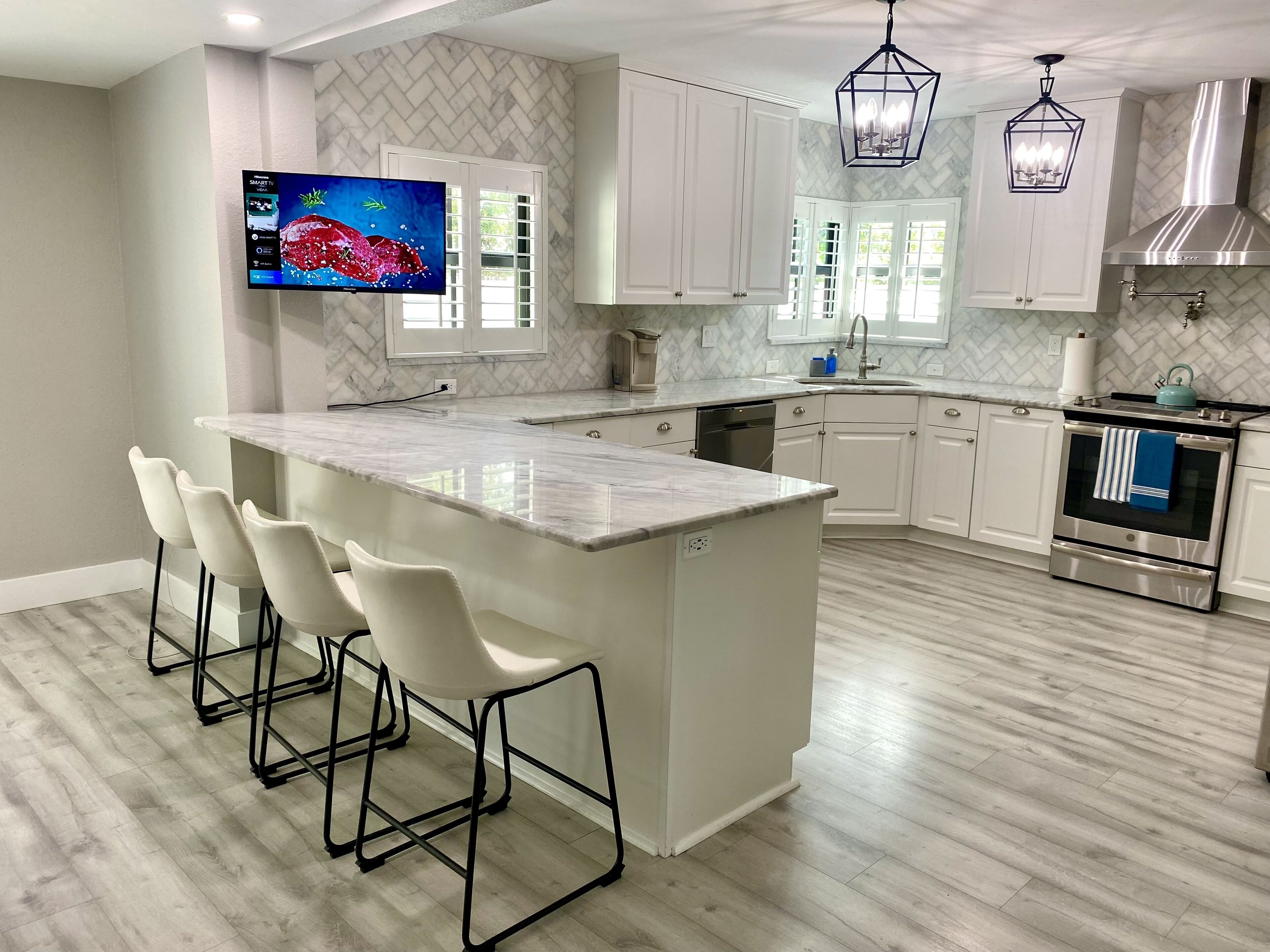 House on Hibiscus - New House, Sunny, Spacious, Close to Siesta Beach!