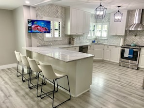 Geladeira, micro-ondas, fogão, cooktop
