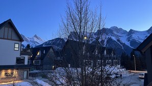 Ein Hotel mit Blick auf schneebedeckte Berge, einem Balkon und einem Schild mit der Aufschrift Skyline Peaks.