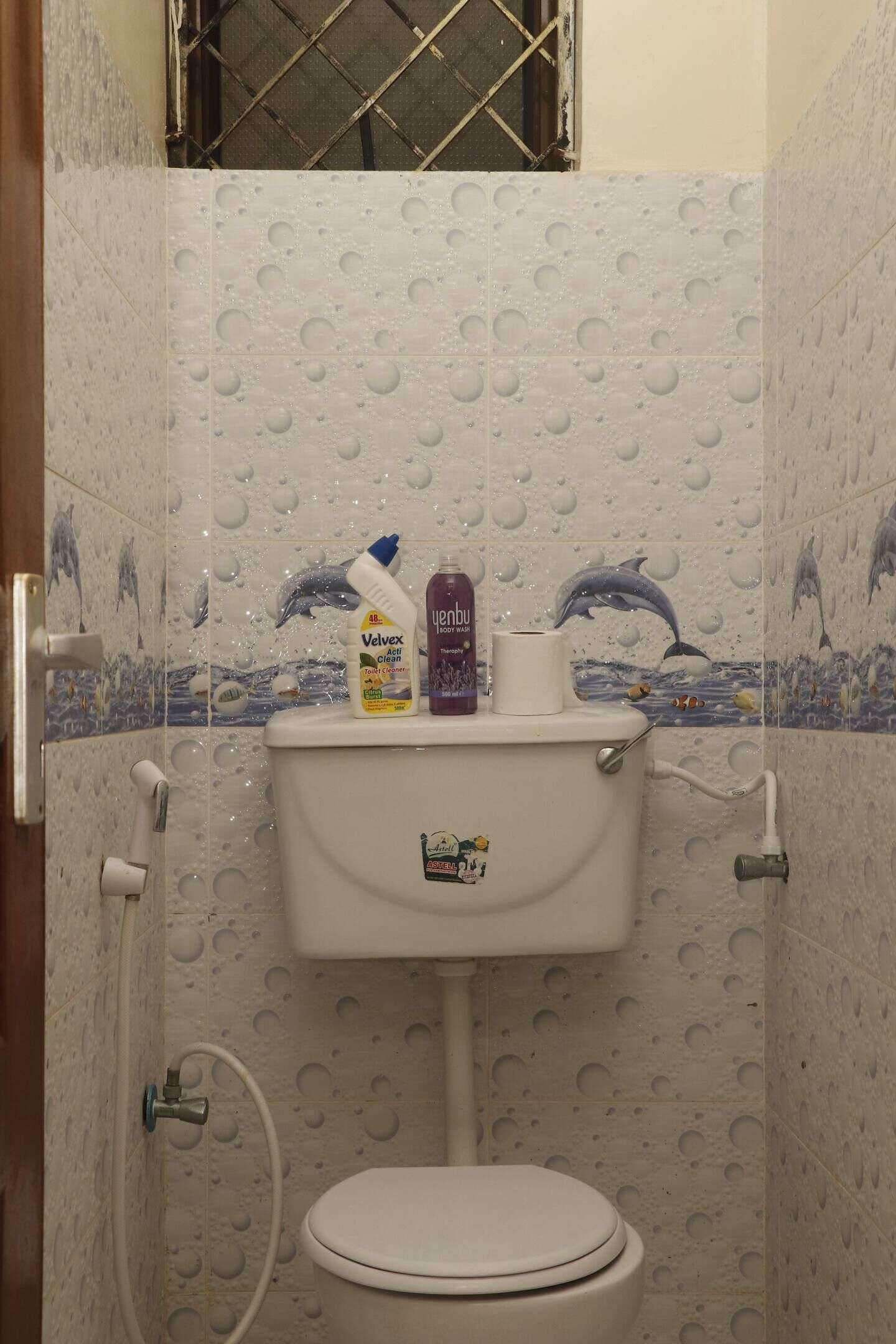 Een douche, handdoeken, zeep, shampoo