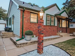 Exterior - 4bd 3b 8 guests | Large Backyard | BBQ Grill (Lincoln)